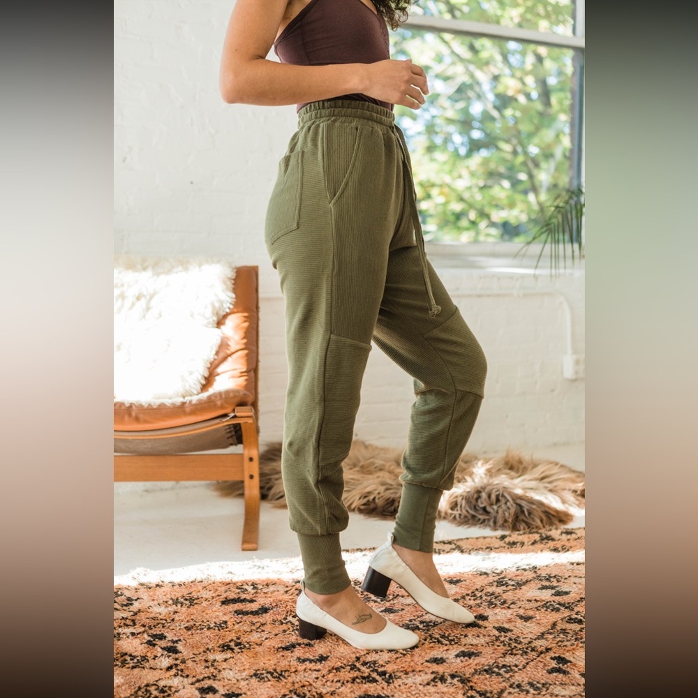 Una Pluma Organic Cotton Corduroy Komodo Joggers - burnt olive